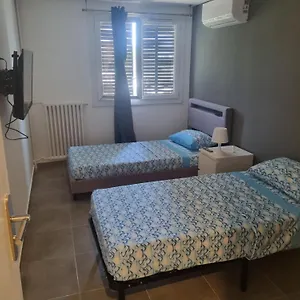  Couette-café Privative Renove 2024, Climatisation, Tramway Sur Place , 12 Min Centre, 16 Min Plage, Apercu Lateral Mer, 2 Wc Avec 2 Salle De Bain, Private Renovated 2024, Air-conditioned , Tram On Spot, 2 Toilets And 2 Bathrooms